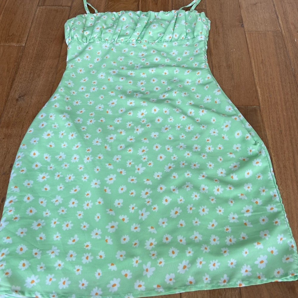 Pretty flowery dress with a side zipper and adjustable straps